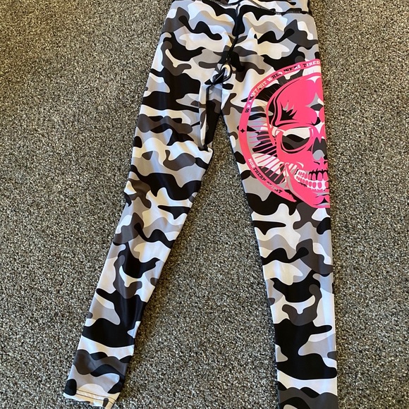 Pink camo Northern Spirit leggings, size XS. - Picture 4 of 5